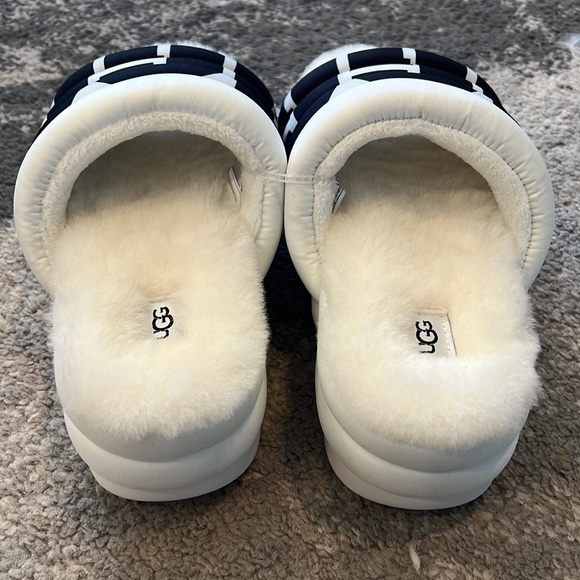 UGG Women’s Maxi Slide - Picture 4 of 5
